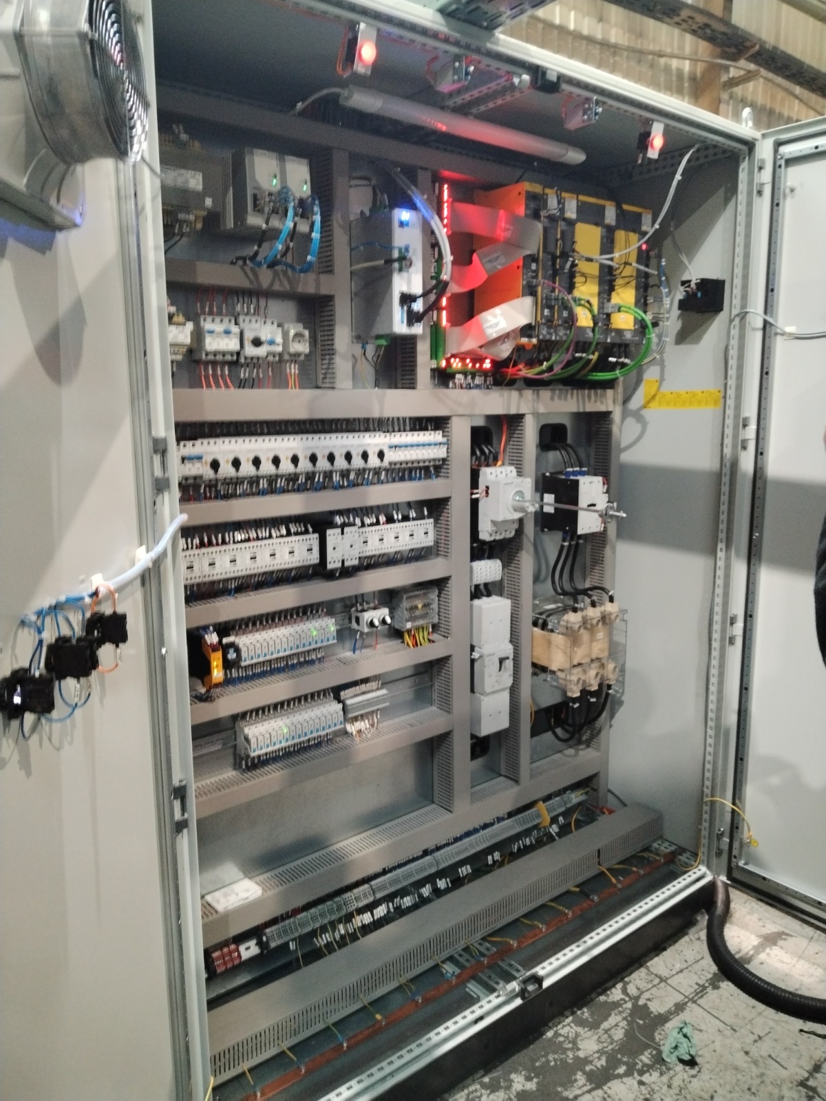El. Cabinet